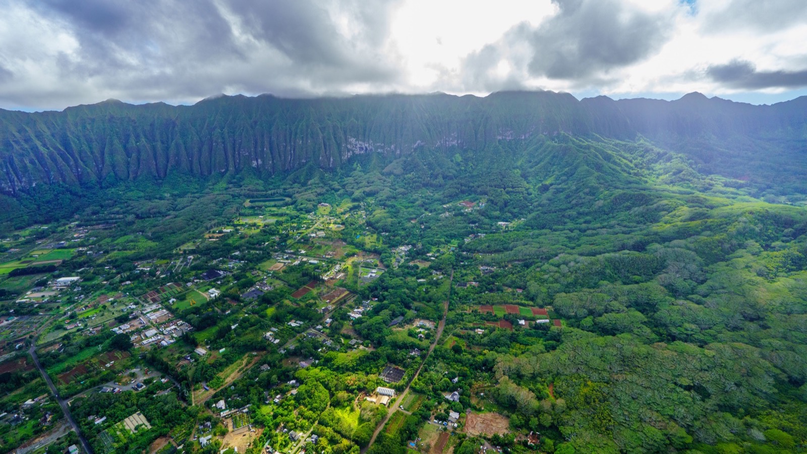 Oʻahu neighborhoods and farms below the Koʻolau mountains