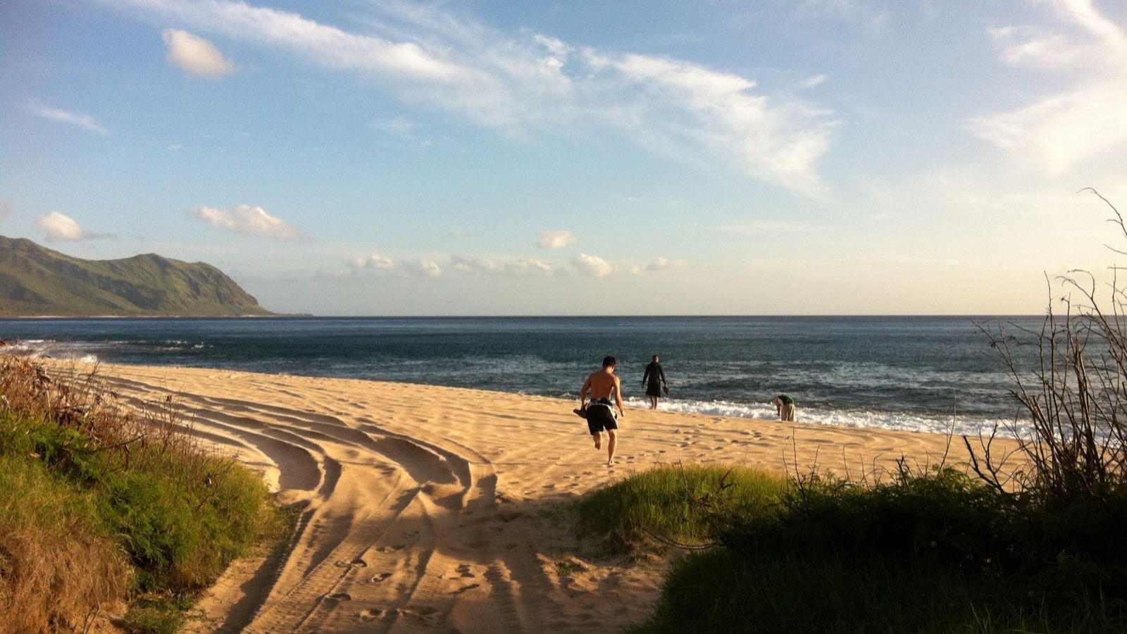 A sandy path through beach dunes toward the ocean on West Oʻahu